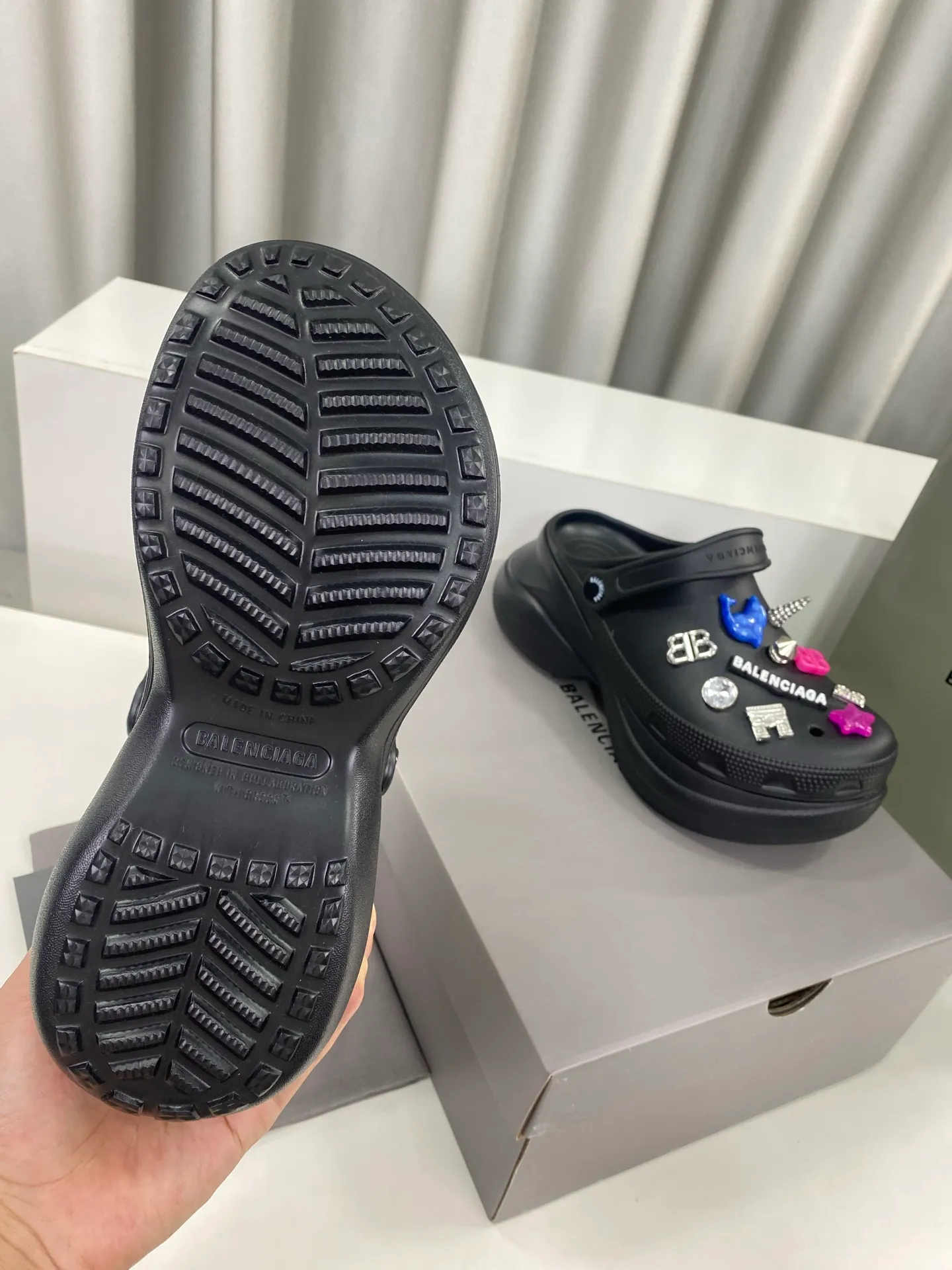 💕💕Factory direct selling price p560💕💕 Men’s and women’s Balenciaga x Crocs co-branded Crocs‼ ️ Balenciaga x Crocs' latest spring and summer couple's Crocs, a new dark horse item for spring 25, fashion bloggers at home and abroad have put on foot shows, popular on social platforms at home and abroad, fashionistas must buy, various Balenciaga element hardware buckle DIY highly brand-recognizable, heavy investment in mold making, ingenious craftsmanship, accurate restoration of every detail, original molded EVA rubber and plastic one-piece outsole, super light on the foot, 6cm outsole height, a proper heightening artifact Original complete package Size: 35-45